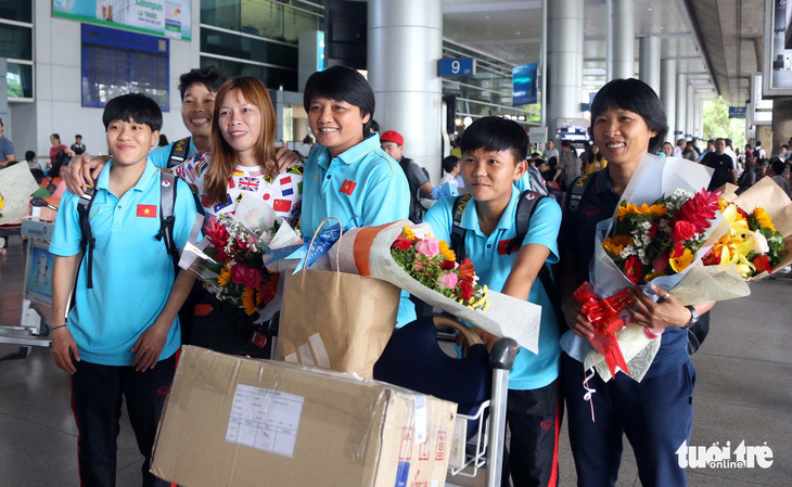 Sân bay Tân Sơn Nhất đìu hiu đón các nữ tuyển thủ tân vô địch Đông Nam Á - Ảnh 7.