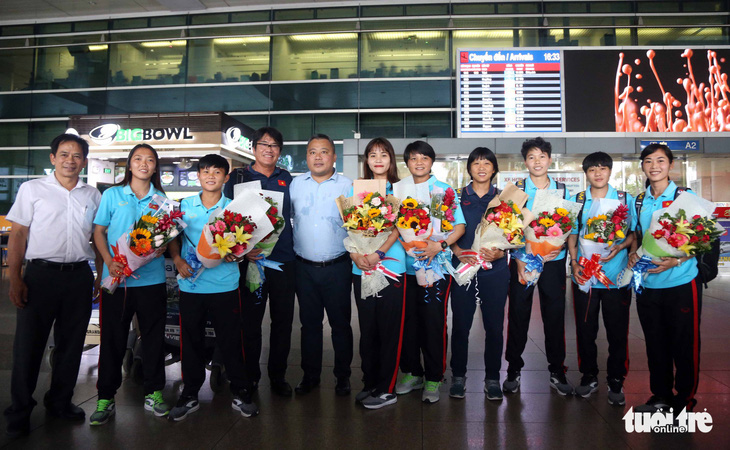 Sân bay Tân Sơn Nhất đìu hiu đón các nữ tuyển thủ tân vô địch Đông Nam Á - Ảnh 8.