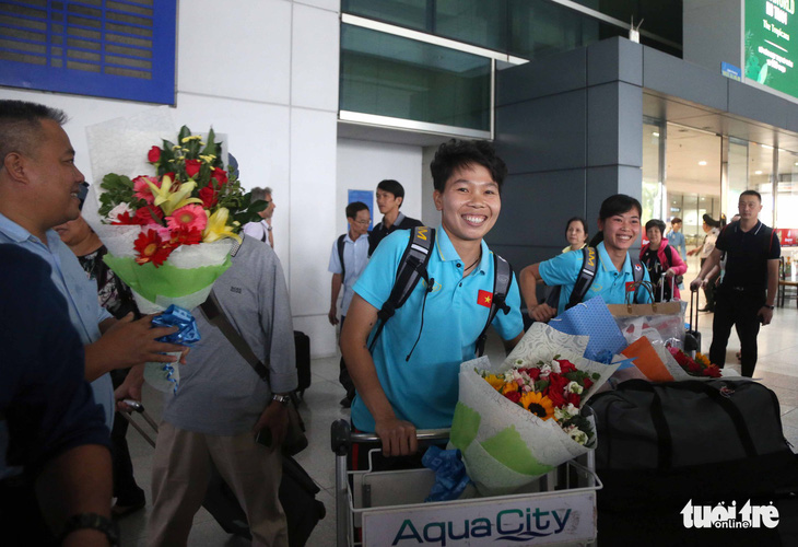Sân bay Tân Sơn Nhất đìu hiu đón các nữ tuyển thủ tân vô địch Đông Nam Á - Ảnh 3.