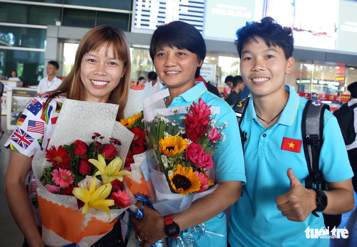 Sân bay Tân Sơn Nhất đìu hiu đón các nữ tuyển thủ tân vô địch Đông Nam Á - Ảnh 10.