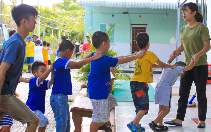 Ngôi trường không tiếng đọc bài, học trò chủ yếu xới đất, trồng hoa...