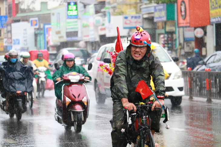 TP.HCM và nhiều tỉnh Nam bộ bắt đầu mưa to, sóng lớn do bão số 4 - Ảnh 3.