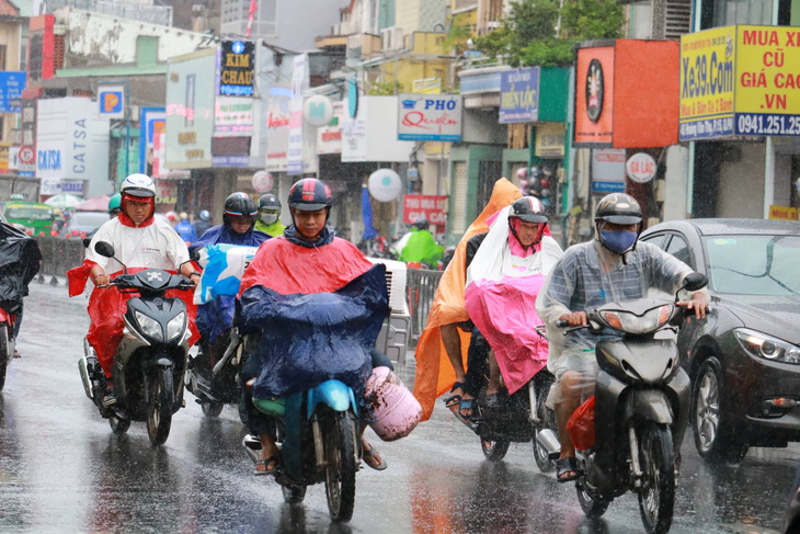 TP.HCM và nhiều tỉnh Nam bộ bắt đầu mưa to, sóng lớn do bão số 4 - Ảnh 1.