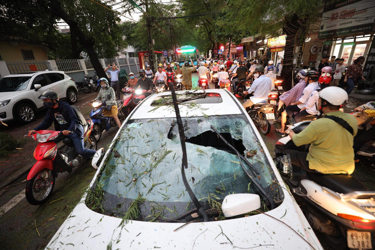 Cây đổ la liệt trên đường phố Hà Nội, 1 người chết, 1 người bị thương - Ảnh 1.