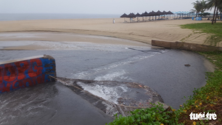 Mưa lớn do bão số 4, nước thải đen ngòm lại tràn ra biển Đà Nẵng - Ảnh 4.