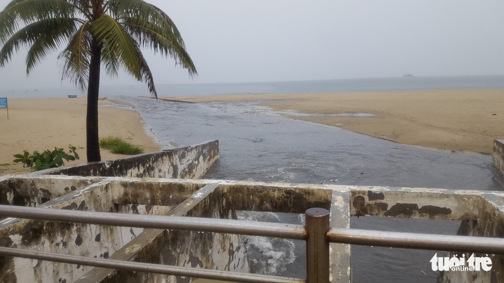 Mưa lớn do bão số 4, nước thải đen ngòm lại tràn ra biển Đà Nẵng - Ảnh 5.