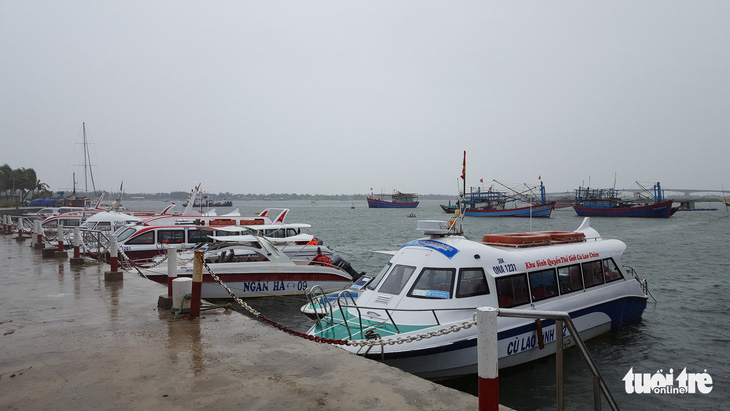 Dừng hoạt động tàu ra vào Cù Lao Chàm, đưa 125 người vào bờ - Ảnh 2.