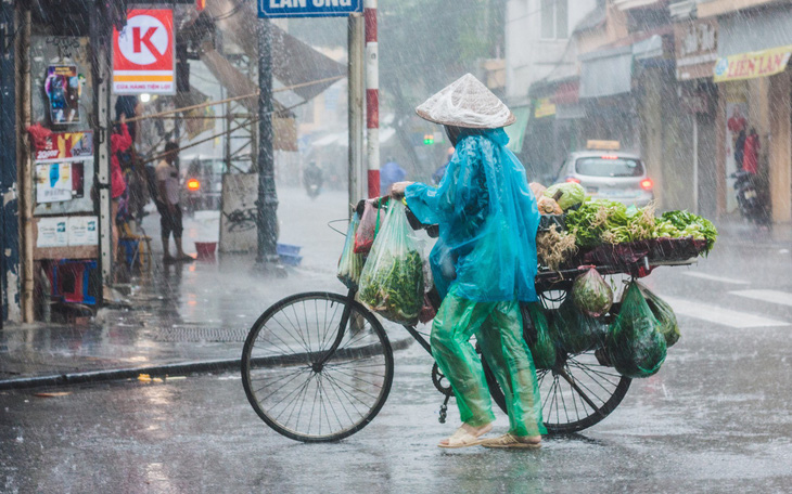 Mưa bão vẫn ráng mưu sinh ở Hà Nội