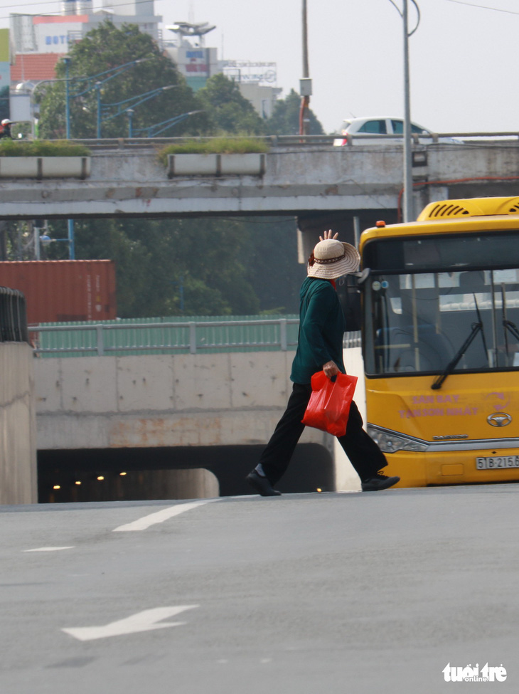 Gan quá, cứ bay rồi chui qua dải phân cách... không chút sợ? - Ảnh 9.