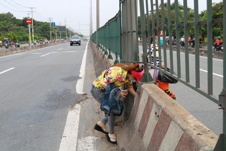 Gan quá, cứ bay rồi chui qua dải phân cách... không chút sợ? - Ảnh 12.