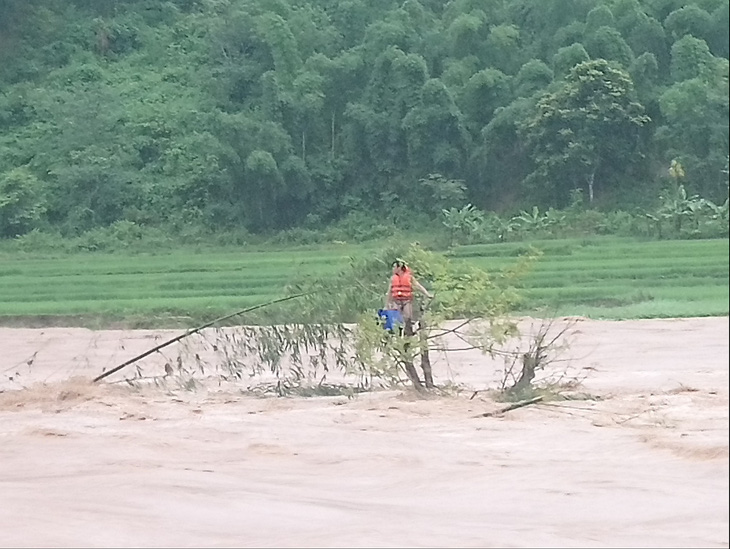 Chàng trai cứu người trong lũ dữ rồi tự cứu mình khi kẹt ở ngọn cây - Ảnh 3.