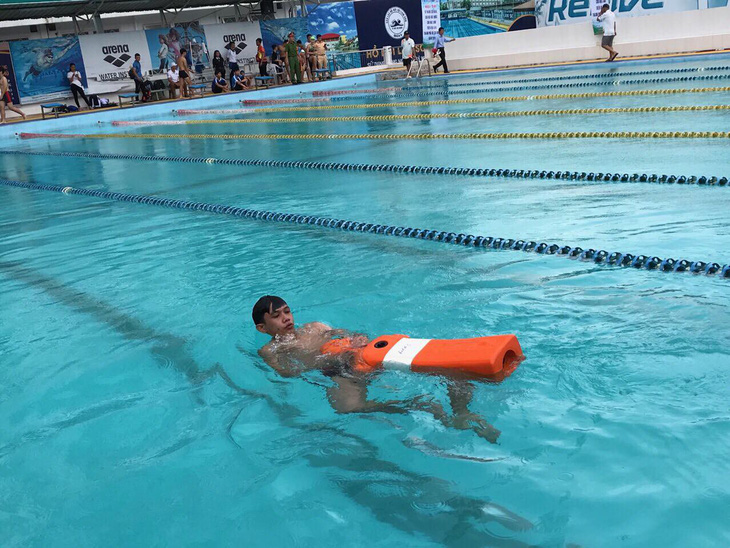 Học sinh TP.HCM hào hứng thi bơi, bơi cứu hộ - Ảnh 1.