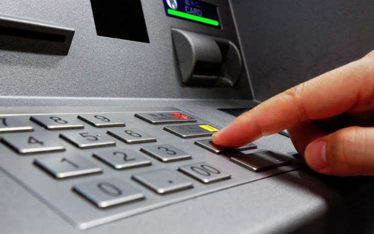 Một người nước ngoài gắn thiết bị lạ vào máy ATM ở quận 2