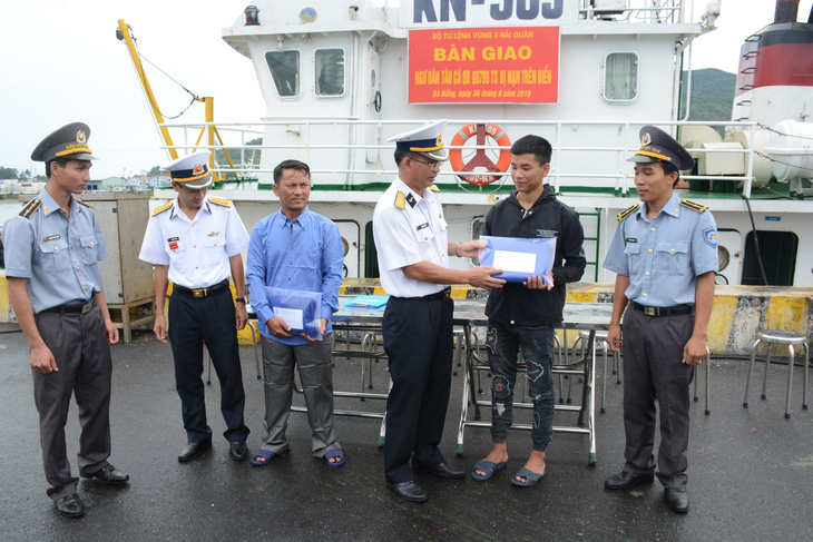 Hai tàu cá Quảng Bình được hải quân đưa vào bờ an toàn - Ảnh 4.