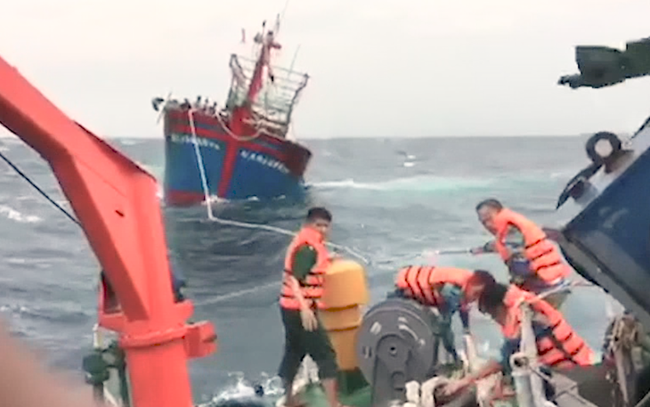 Video: Chạy bão, một tàu cá bị chết máy trôi dạt trên biển
