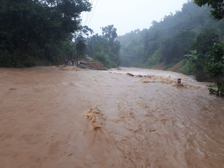 Vùng cao Thanh Hóa mưa to, nước dâng cao chia cắt nhiều xã - Ảnh 2.