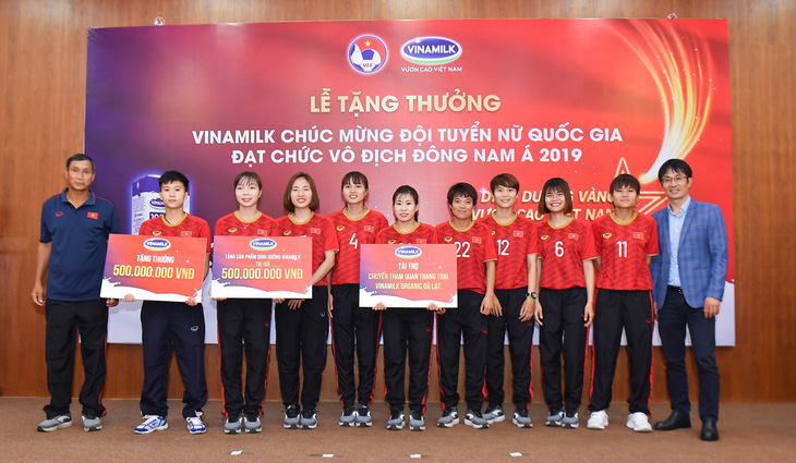 Vinamilk trao thưởng 1 tỉ đồng cho đội tuyển nữ Việt Nam - Ảnh 1.