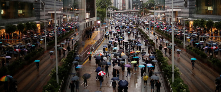 Hong Kong bắt 3 nghị sĩ chống đối chính quyền - Ảnh 1.