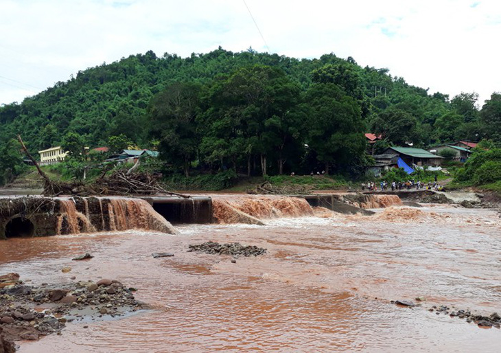 Rửa chân ở ven suối, hai cháu nhỏ bị lũ cuốn - Ảnh 1.