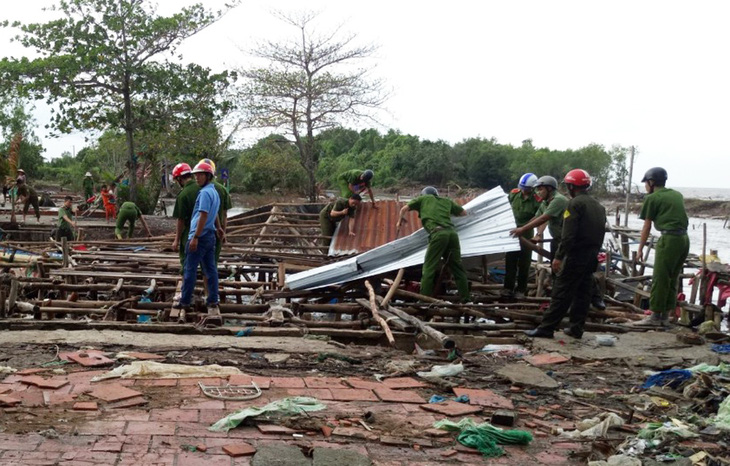 Sóng biển tràn qua nhiều đoạn đê ở Kiên Giang, cuốn trôi tài sản của dân - Ảnh 3.