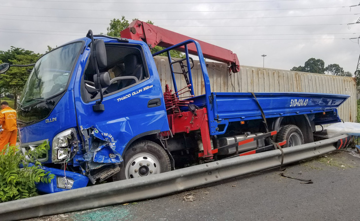 Thùng container lật, rơi trúng xe tải, tài xế may mắn thoát chết - Ảnh 2.