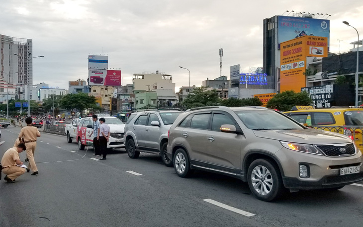 3 ôtô tông nhau trên cầu vượt Hàng Xanh, xe cộ kẹt cứng