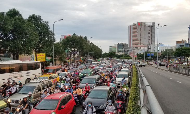 3 ôtô tông nhau trên cầu vượt Hàng Xanh, xe cộ kẹt cứng - Ảnh 3.