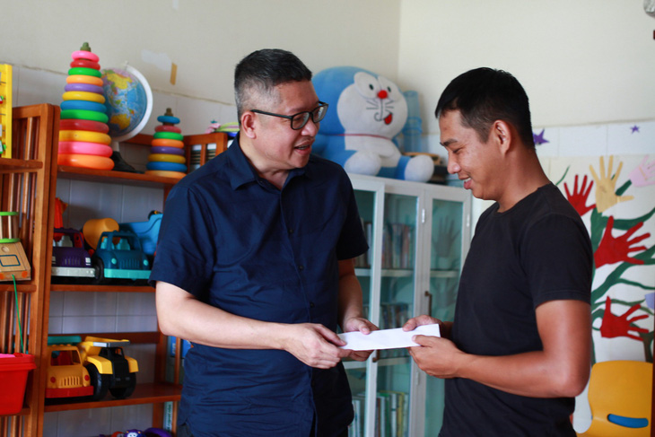 Hỗ trợ 10 triệu đồng cho tủ thực phẩm miễn phí hai bệnh viện ở Đà Nẵng - Ảnh 1.