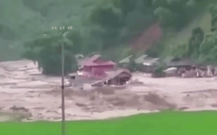Video: Hình ảnh kinh hoàng về cơn lũ dữ cuốn trôi 24 căn nhà ở bản Xa Ná