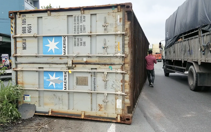 Video: Thùng xe container lật nhào trên đường phố đè bẹp xe tải