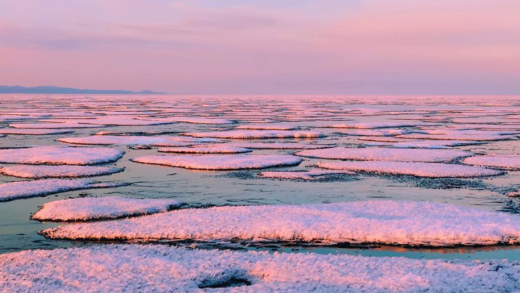 Thăm hồ nước ngọt sâu nhất, lâu đời nhất thế giới - Ảnh 12.