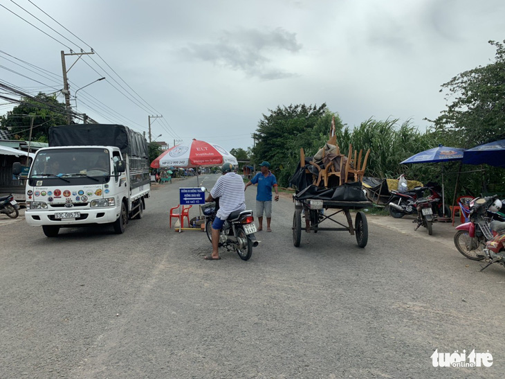 Làm gấp 2 đường dân sinh vòng qua đoạn quốc lộ 91 bị hà bá nuốt - Ảnh 2.