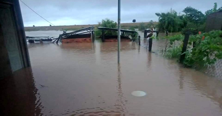 Mưa to kéo dài, hàng trăm ngôi nhà ở huyện biên giới Ea Súp bị ngập chìm - Ảnh 7.