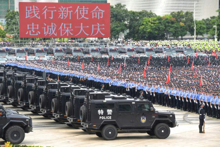 Cảnh sát Trung Quốc diễn tập ‘dằn mặt’ người biểu tình ở Hong Kong? - Ảnh 1.
