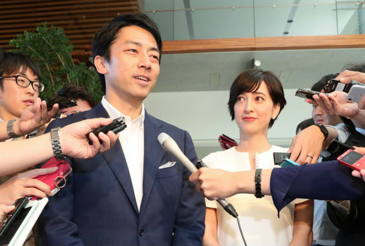 Mạng xã hội Nhật nóng tin con trai cựu thủ tướng Koizumi cưới vợ hơn 4 tuổi - Ảnh 1.