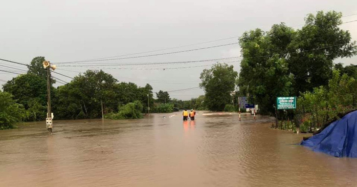 Mưa to kéo dài, hàng trăm ngôi nhà ở huyện biên giới Ea Súp bị ngập chìm - Ảnh 5.