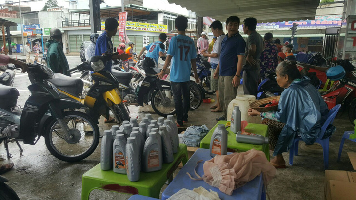 Phú Quốc: Hàng trăm xe máy bị ngập nước được thay nhớt, sửa chữa miễn phí - Ảnh 2.