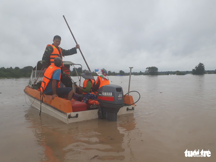 30.000 hộ dân Đắk Lắk bị cô lập, hàng chục ngàn ngôi nhà chìm trong biển nước - Ảnh 1.