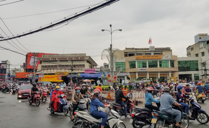 Mặt đường trung tâm quận Thủ Đức sụt lún, sửa chữa liền mấy đêm - Ảnh 3.