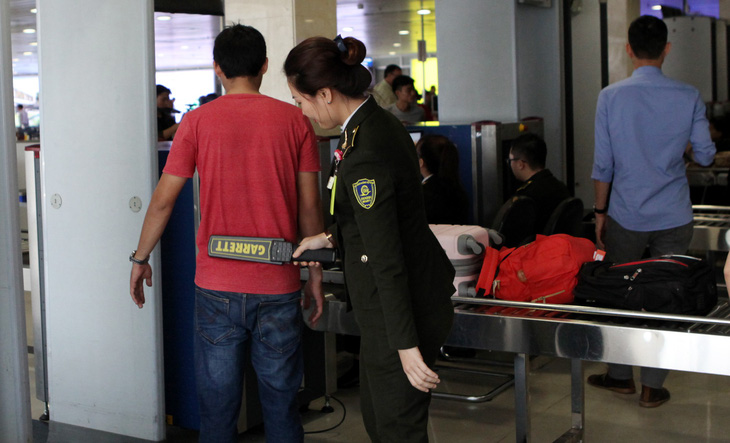 Nhân viên sân bay Tân Sơn Nhất phát hiện hành khách xách tay 2kg ma túy - Ảnh 1.