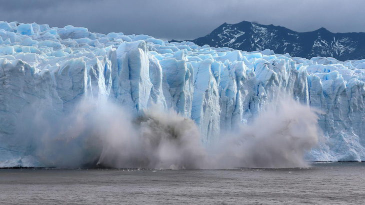 Nắng nóng khủng khiếp, Greenland mất 197 tỉ tấn băng trong một tháng - Ảnh 1.