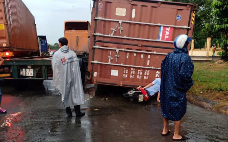 Vì sao thùng container bay trên phố? - Ảnh 1.