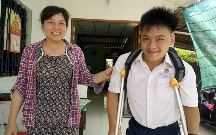 Tiếp sức đến trường: Chàng trai đi vào đại học bằng đôi chân của mẹ - Ảnh 1.
