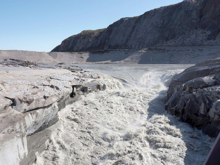 Nắng nóng khủng khiếp, Greenland mất 197 tỉ tấn băng trong một tháng - Ảnh 3.