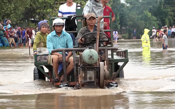 Video: Mưa lớn, nước ngập sâu làm 1 người chết, trên 800 ngôi nhà bị ngập