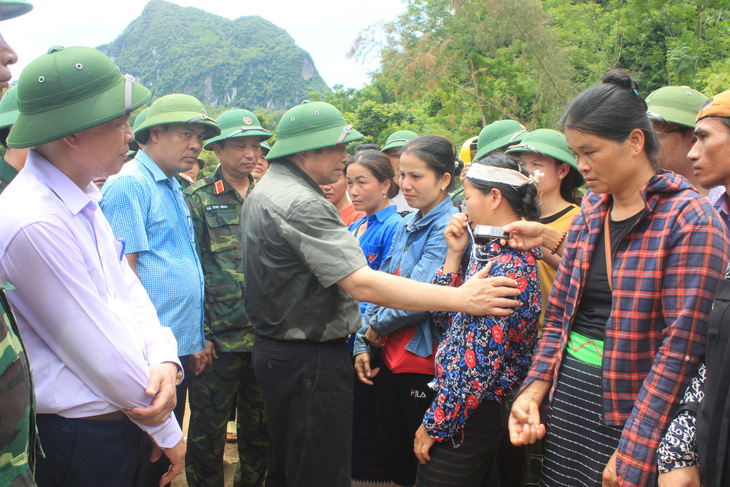 Ông Phạm Minh Chính: Sớm tái định cư cho bà con Xa Ná mất nhà do lũ - Ảnh 1.