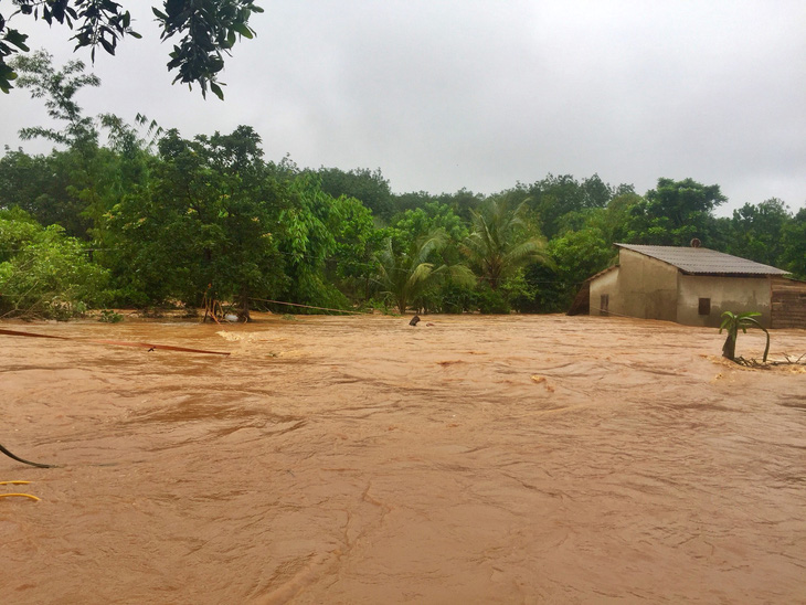 Bình Phước sơ tán khẩn 200 hộ dân vì lo vỡ đập thủy điện Đắk Kar - Ảnh 3.