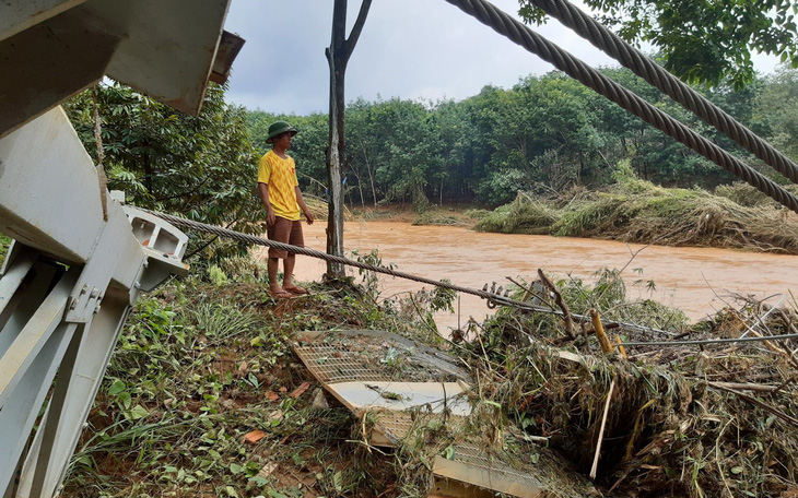 5.000 người dân hối hả sơ tán vì lo vỡ đập thủy điện Đắk Kar