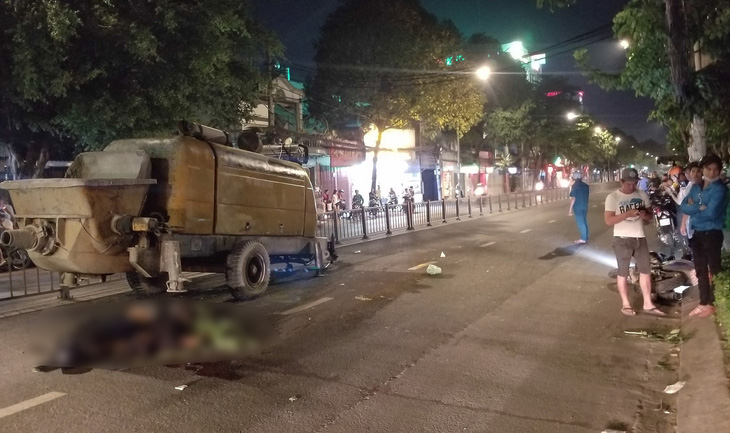Tông rơmooc trộn bêtông, hai thanh niên chết tại chỗ trên đường Quang Trung - Ảnh 1.