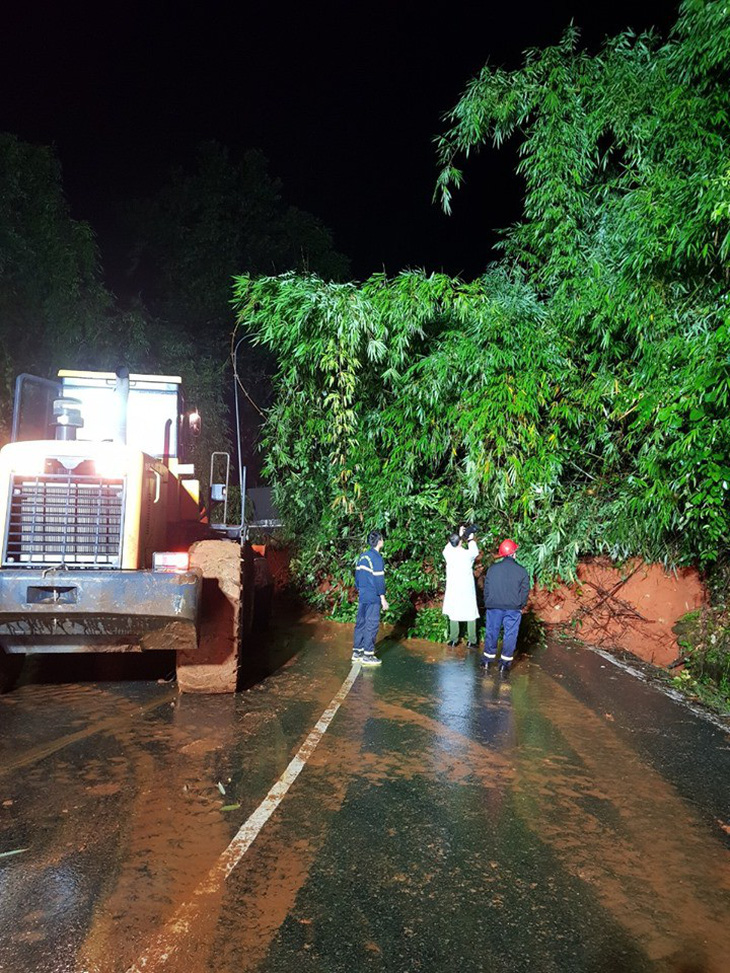 Đèo Bảo Lộc sạt lở 6 điểm, kẹt xe đông cứng gần 25km - Ảnh 5.